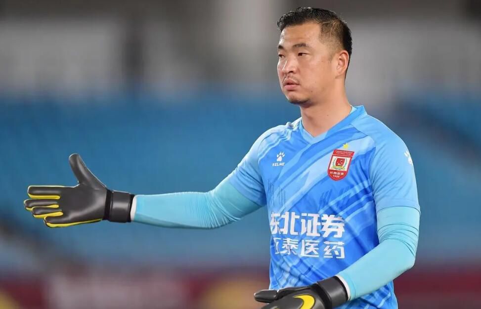 “家庭风暴”版预告从医院急促的心电监护仪声音开启，“滴”、“滴”、“滴”、最终变成一个长声“滴”，暗示着父亲的离去，也预示了这个曾经温暖幸福的三口之家面临分崩离析